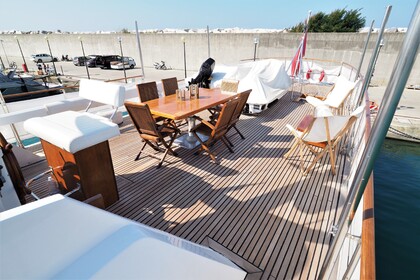 Verhuur Motorjacht Van Der Beldt Navetta 27 Round Stern Sorrento