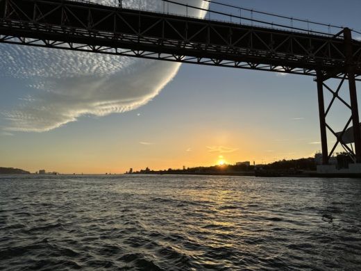 Lisboa Motorboat Chaparral 210 SSI Sundeck alt tag text