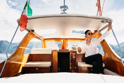 Charter Motorboat De Cesari Onlywood Argegno