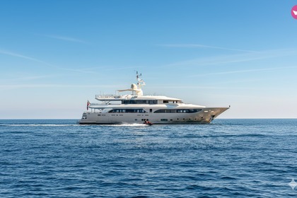 Hire Motor yacht Italain CRN Model Dubai