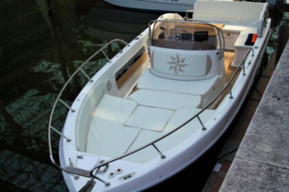 Hire Motorboat Saver 690 Open Venice