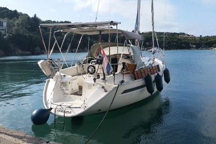 Hire Sailboat  Bavaria 32 Holiday Corfu