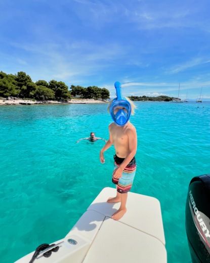 Split Motorboat Quicksilver 675 Open alt tag text