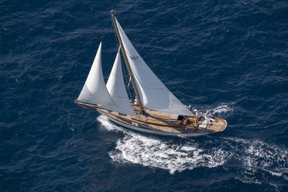 Rental Sailboat Vintage yacht Camper and Nicholsons Côtre  bermudien Marseille