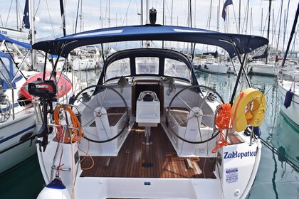 Charter Sailboat Bavaria Yachtbau Bavaria Cruiser 37 - 3 cab. Brač
