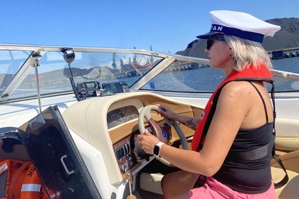 Hire Motorboat Four Winns 225 Sundowner Gdańsk