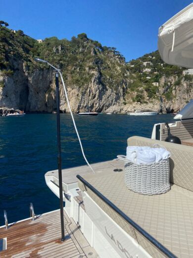 Nápoles Motorboat Jeanneau DB/43 alt tag text