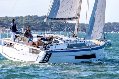 Hire Sailboat Dufour Yachts Dufour 37 - 3 cab. La Rochelle