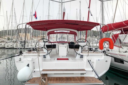 Rental Sailboat  Oceanis 46.1 - 5 cab Pomer