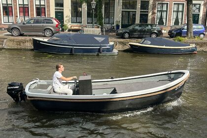 Charter Motorboat . . Leiden