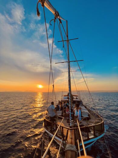 Motor Yacht Daily cruise from Athens Private cruise Plan du bateau