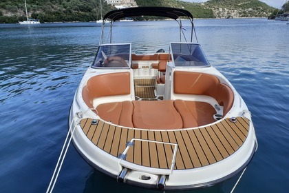 Hire Motorboat Bayliner 7.8mtr open Sivota
