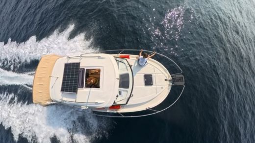 Hyères Motorboat Beneteau Antares 8 ob alt tag text