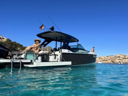 Golfo Aranci Motorboat Saxdor 320 GTO alt tag text