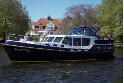 Hire Motorboat Gruno 35 K Classic Berlin