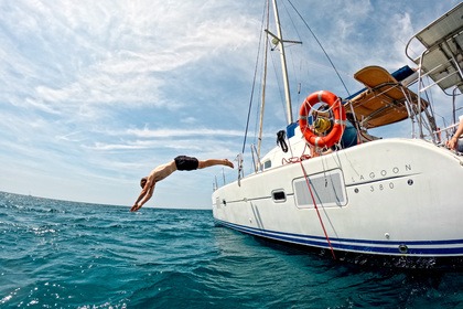 Location Catamaran Lagoon 380 Roses