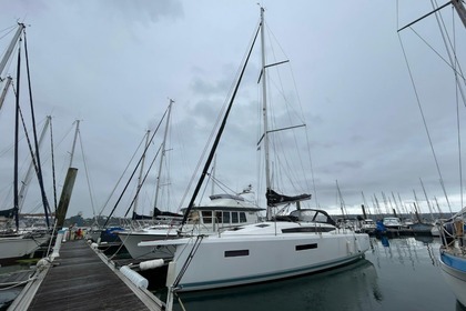 Hire Sailboat  SUN ODYSSEY 380 La Trinité-sur-Mer