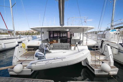 Hire Catamaran  Astréa 42 Pomer