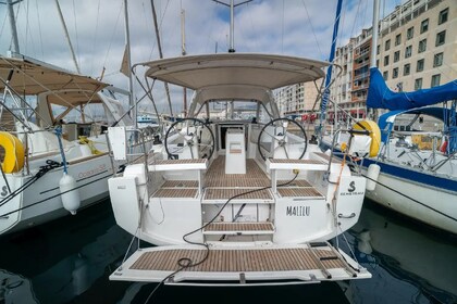 Charter Sailboat Beneteau Oceanis 35 Toulon