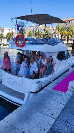 Split Motorboat Jeanneau Prestige 32 alt tag text