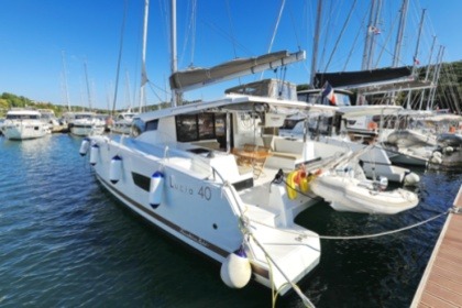 Verhuur Catamaran Fountaine Pajot Lucia 40 Pula