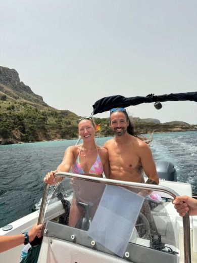 Alcúdia Motorboat Four Winns 230 Horizon alt tag text