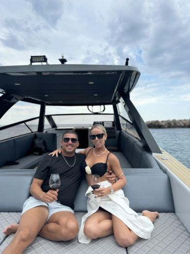 Hvar Motorboat Colnago 35 alt tag text