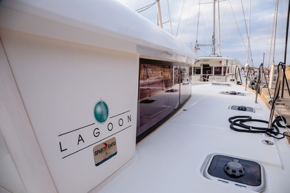 Charter Catamaran LAGOON 400 S2 Furnari