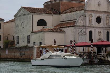 Hire Motorboat Chris Craft Supercatalina 28 Venice