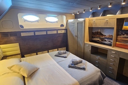 Charter Motorboat INDIGO 1990 Milos