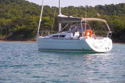 Hire Sailboat Jeanneau SUN ODYSSEY 30I PERFORMANCE  Toulon