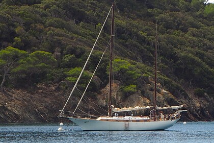 Hire Sailboat Cheoy Lee Clipper 42 Golfe Juan