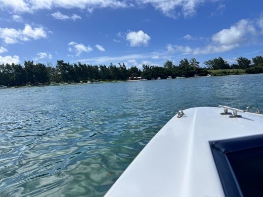 Trou d'Eau Douce Motorboat Resiglass Resicraft 25 alt tag text