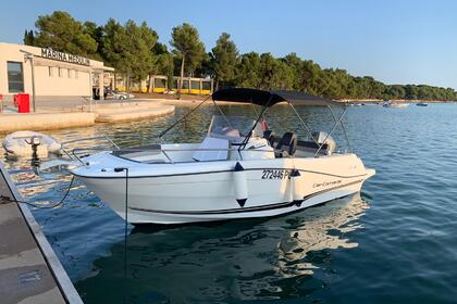 Hire Motorboat Jeanneau Cap Camarat 6.5 CC Pula