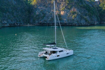 Hire Catamaran  LAGOON 42 MILLENIUM Hyères