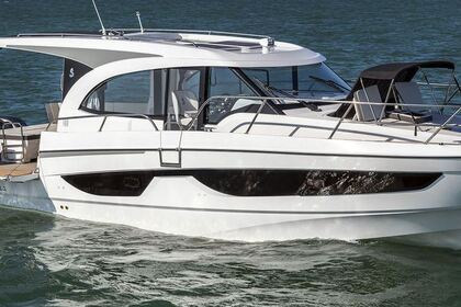 Hire Motorboat Beneteau Antares 11 Naples