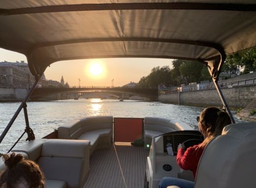 Paris arrondissement Motorboat Bassboat Smartliner alt tag text