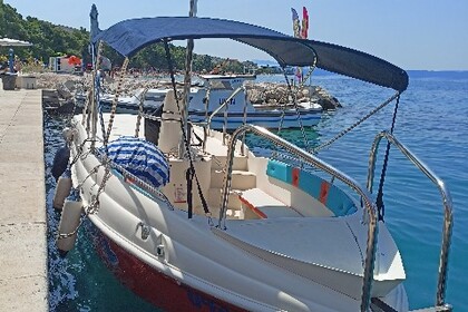 Charter Motorboat Sport Mare Apache 28 Tučepi