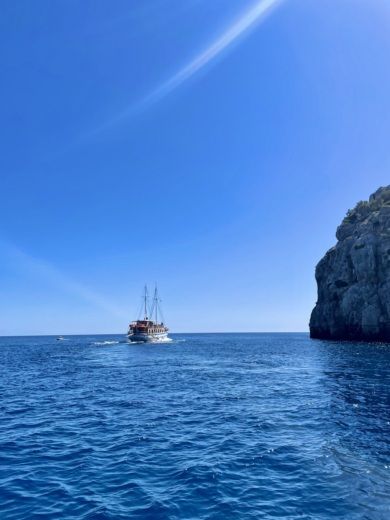 Rodes Motorboat Sea Ray 410 Express Cruiser alt tag text