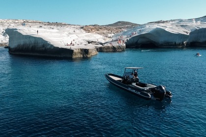 Hyra båt RIB-båt Topline C29 Hamnen i Milos, Milos
