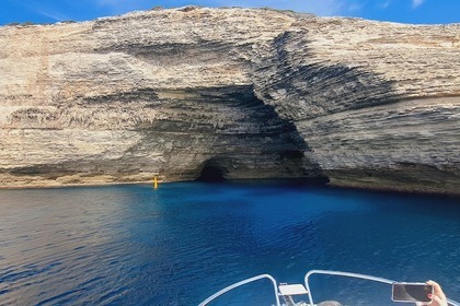 Location Bateau à moteur Invictus CX 240 Sari-Solenzara