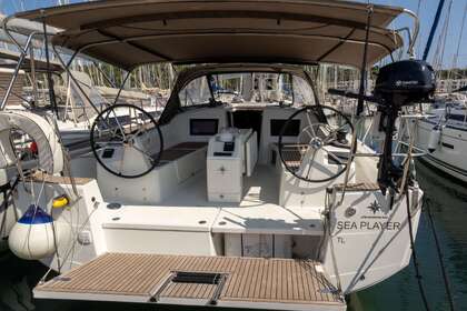 Hire Sailboat Jeanneau Sun Odyssey 410 - 3 cab. Saint-Mandrier-sur-Mer