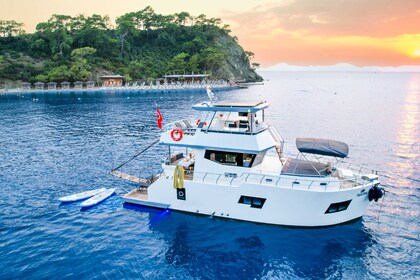Hyra båt Motorbåt motor yacht Motoryacht Fethiye