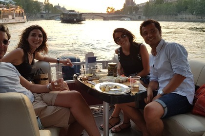 Charter Motorboat Smoker craft Suntracker Paris