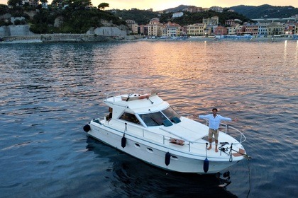 Hyra båt Motorbåt Mochi Craft 33 fly 17100 Savona