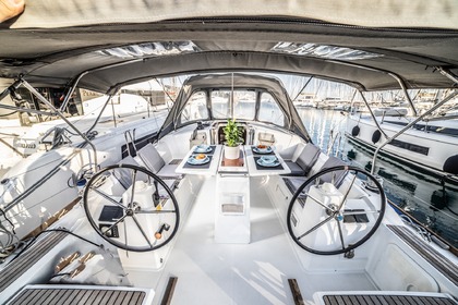 Charter Sailboat BENETEAU Oceanis 381 Alimos