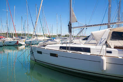 Hire Sailboat Bénéteau Oceanis 35 Pomer