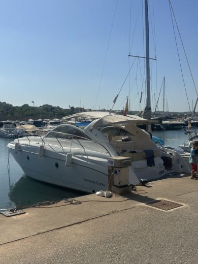 Porto di Alcudia Motorboat Jeanneau Montecarlo alt tag text