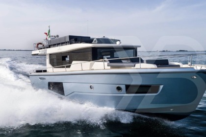 Hire Motorboat Cranchi T43 Portimão