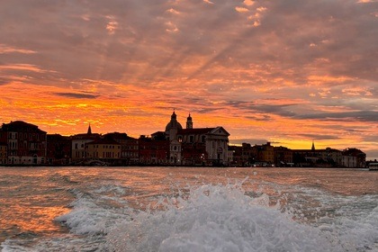 Location Bateau à moteur Amadi Topa Venise